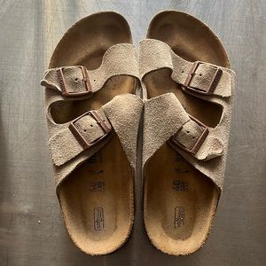 Like NEW Birkenstock Arizona size 40 soft footbed tan suede